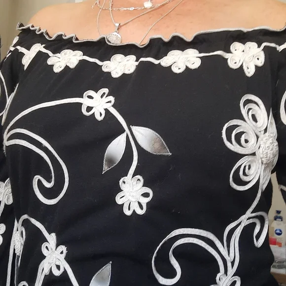 Beautiful blouse - Picture 5 of 7